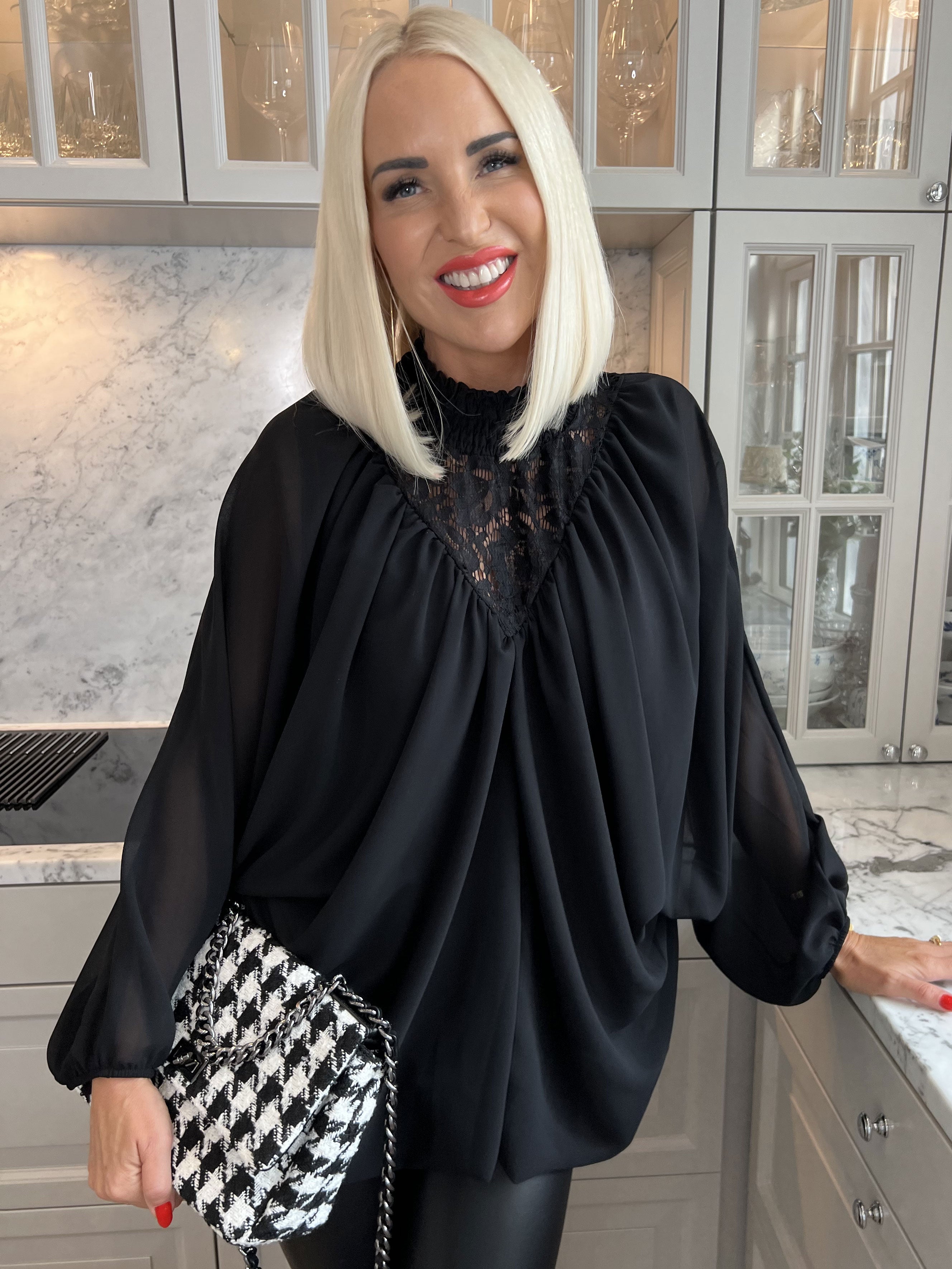 Edina - Söt blus med vida ballongärmar